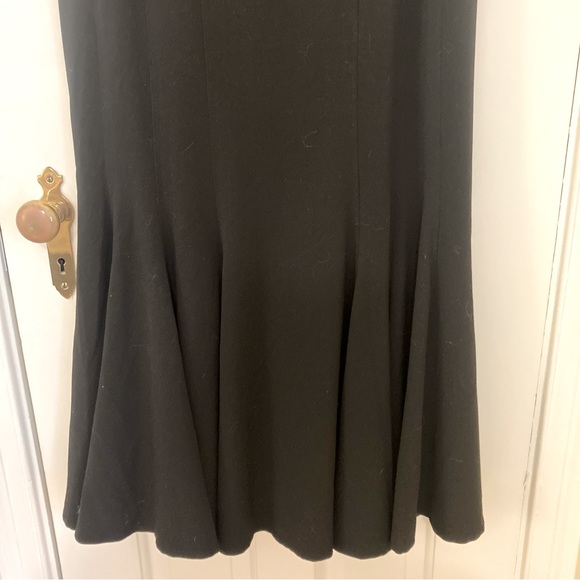 Black fitted midi-skirt with flared “trumpet” hemline - Picture 3 of 5